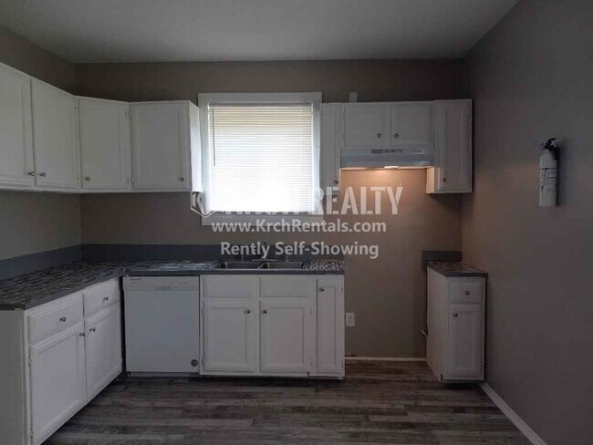 Foto del edificio - Newly Remodeled 3 BD 1 BTH, and New Flooring