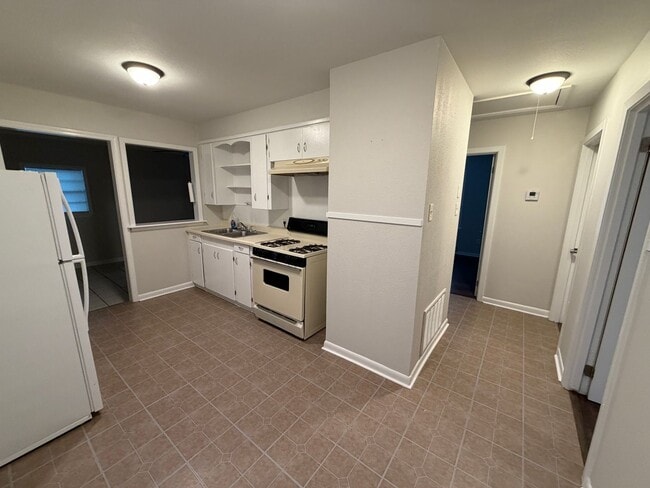 Foto del edificio - Charming 3-Bedroom Home in Convenient Boss...