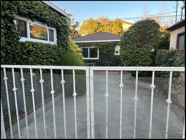 Mirando a través de la puerta - 4350 Corinth Ave