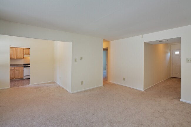 Foto del edificio - 1st Floor: Enjoy effortless step-free access and ground-level living, with a main bathroom and a ...