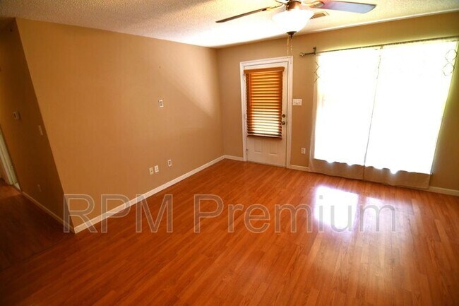 Building Photo - 109 Mistletoe