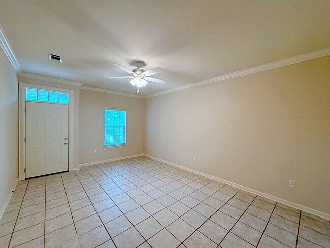 Foto del edificio - 2 Bedroom Condo Available NOW