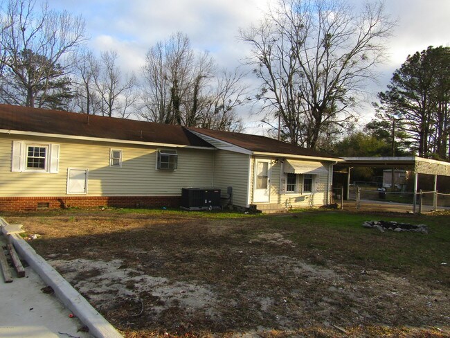 Building Photo - 11 Windsor Dr