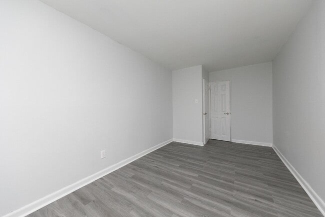 Bedroom - Longshore Apartments