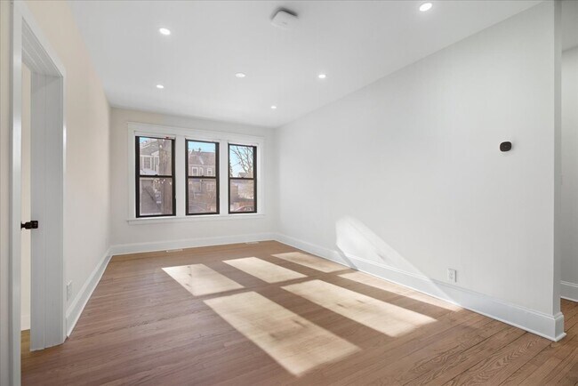 Building Photo - 4638 N Hamilton Ave