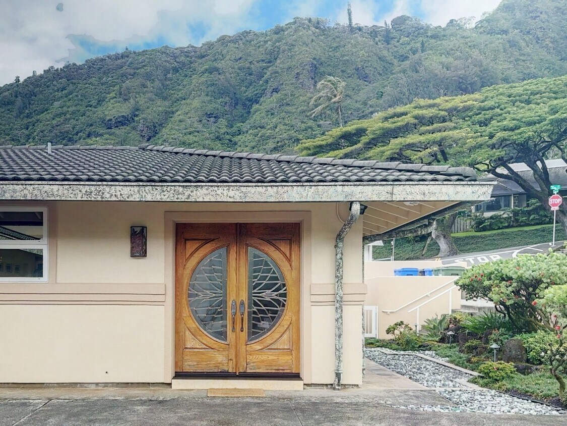 Foto principal - 2-Bedroom Executive Duplex in Serene Manoa...