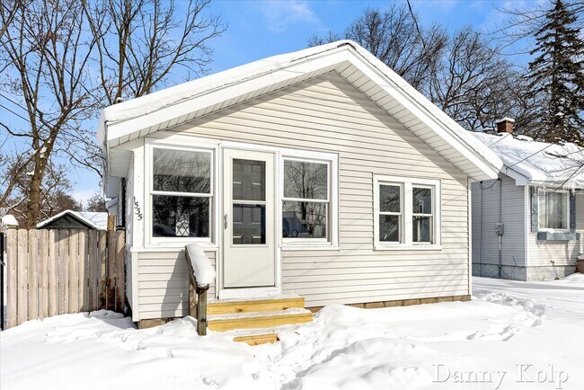 Building Photo - GORGEOUS STUNNING 1 Bed single family home!