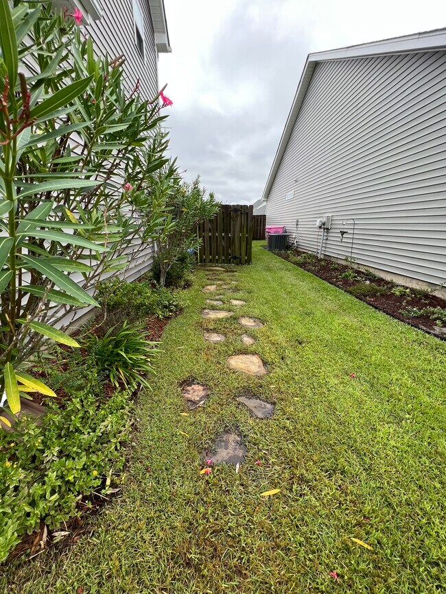 Patio lateral al patio trasero cercado. - 1230 Big Field Dr