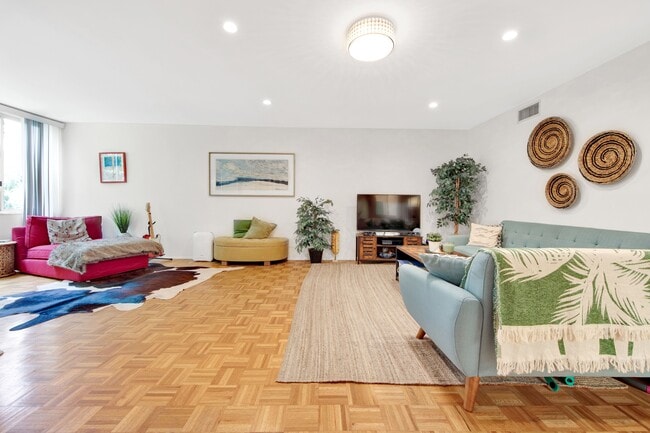 spacious living room - 5301 Balboa Blvd
