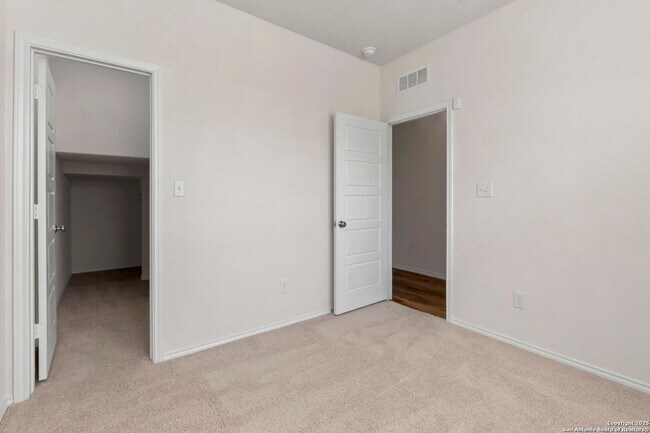 Building Photo - Charming Home Awaits: Spacious & Modern Li...