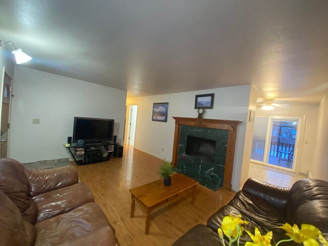 Building Photo - Fully Furnished: Raised Ranch Style (3) Be...