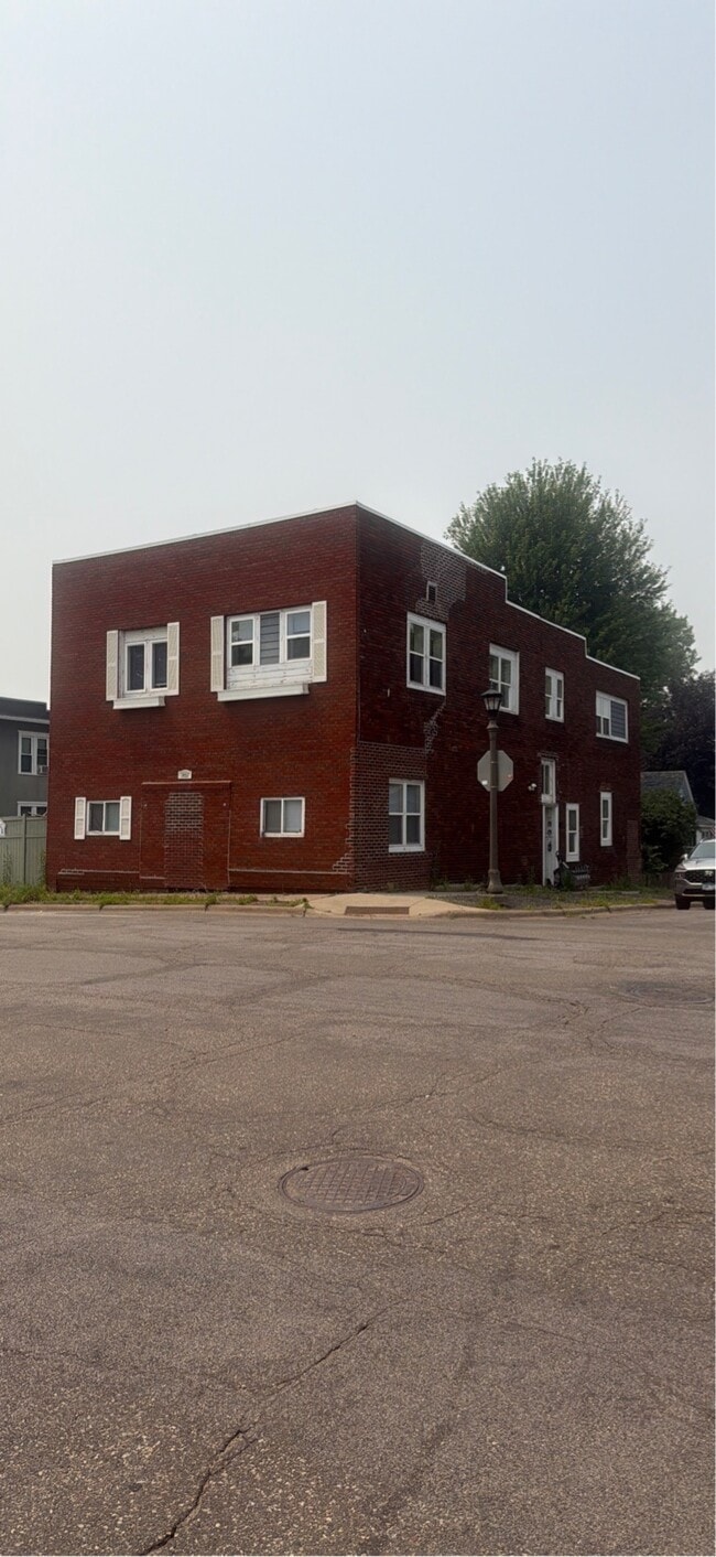 Building Photo - 1051 Arkwright St N