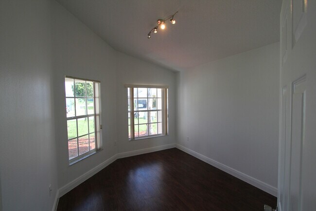 Building Photo - 210 Garberia Dr