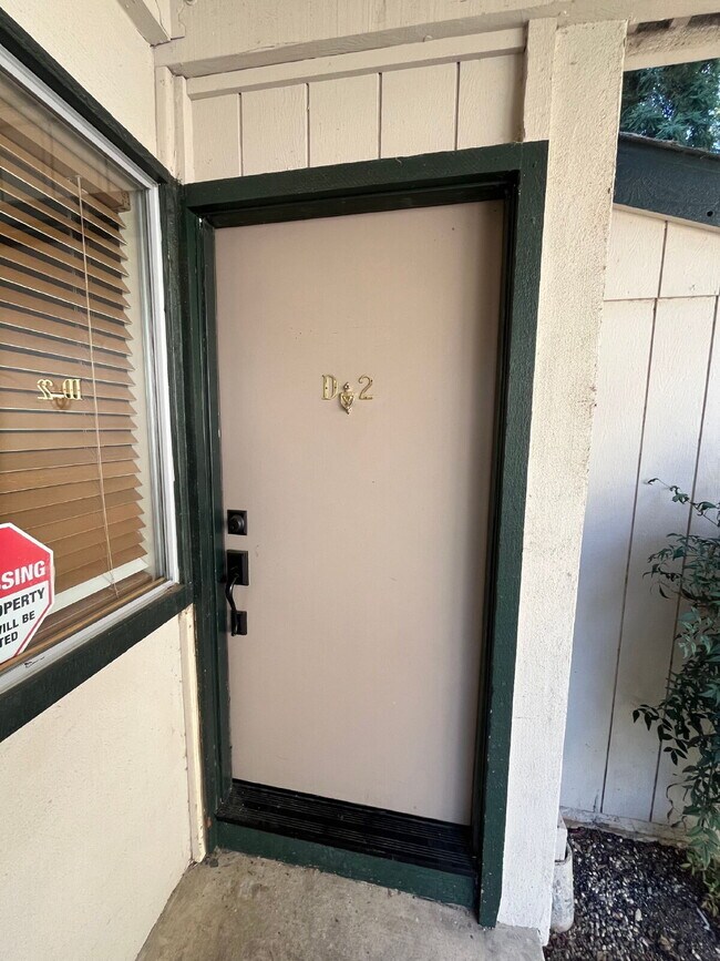 Foto del edificio - Downstairs 2 bedroom unit with parking and a patio