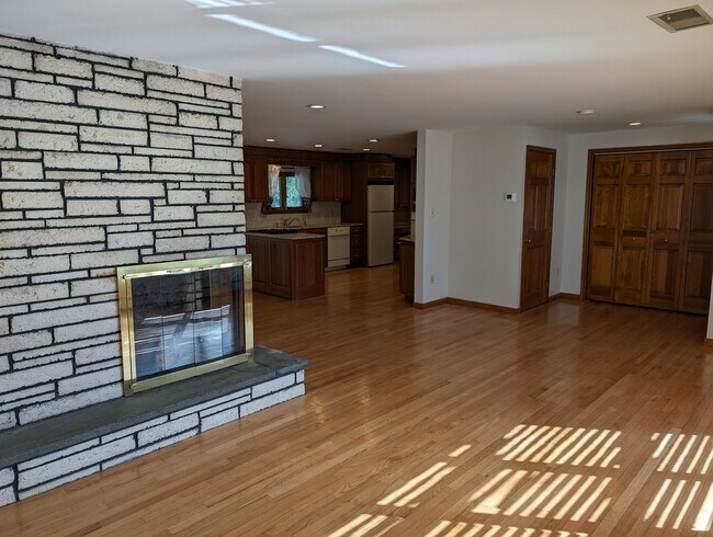Building Photo - Beautiful Spacious 2 Bedroom 1.5 Bathroom ...