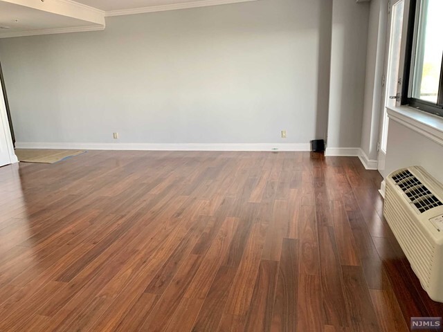 Building Photo - 60 Parkway Dr East, Unit 7L