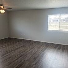 Building Photo - 412 N Sioux Blvd