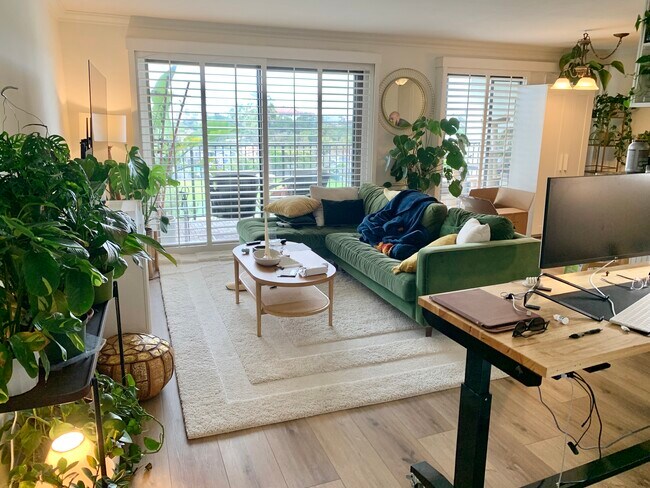 Sala de estar con muebles del inquilino - 1720 Ardmore Ave