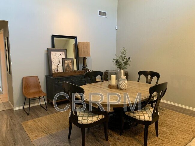 Building Photo - 104 N Troy Ave