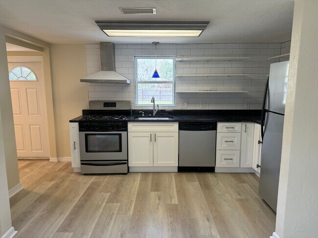 Building Photo - Remodeled 3/2 in the Heart of Gainesville!