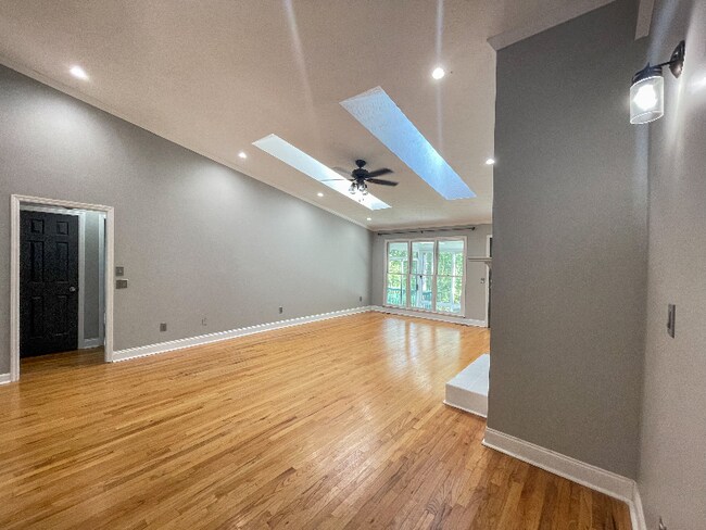 Foto del edificio - 645 Clearwater Pl