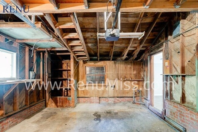 Building Photo - AVAILABLE NOW!!