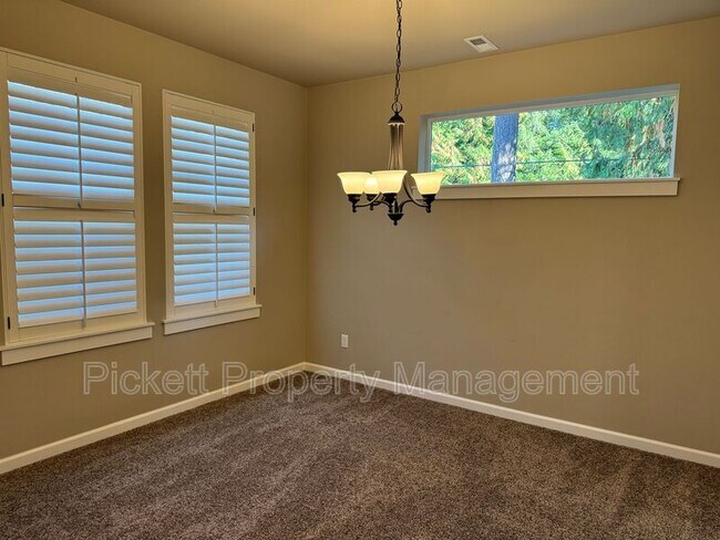 Building Photo - 2614 NE Noll Valley Loop