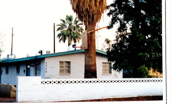 Foto del edificio - 2536 W Orangewood Ave