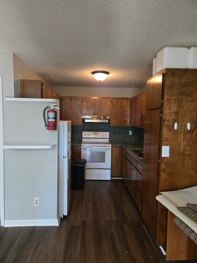 Building Photo - 994 Fox Hollow Rd