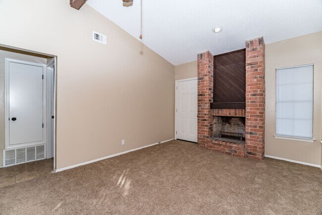 Foto del edificio - 2-BEDROOM DUPLEX