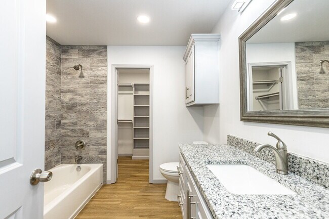 Foto del edificio - Luxurious Like-New Townhome Located In Nor...