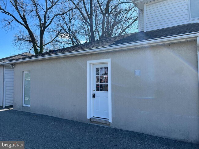 Building Photo - 1038 E Main St
