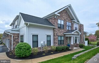 Building Photo - 14 Dogleg Ln