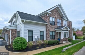 Building Photo - 14 Dogleg Ln
