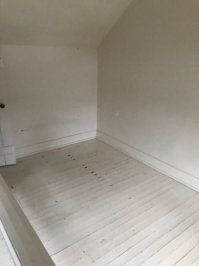 Building Photo - 432 E 2nd St