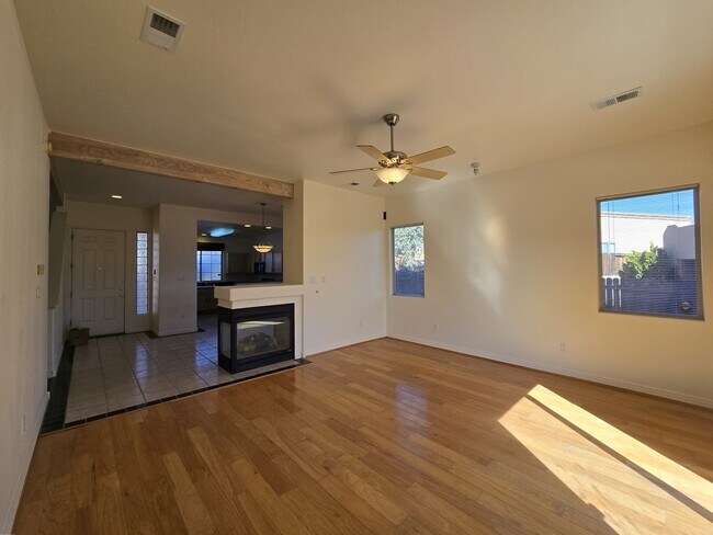 Foto del edificio - 4421 Blue Juniper Loop