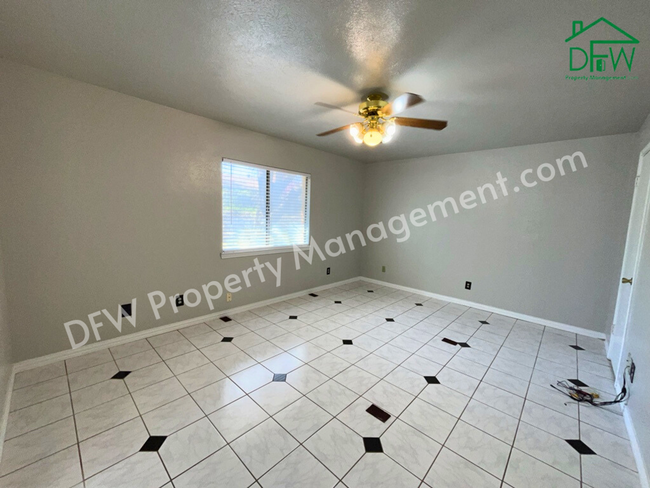 Building Photo - Charming 2-Bedroom Home with Inviting Livi...