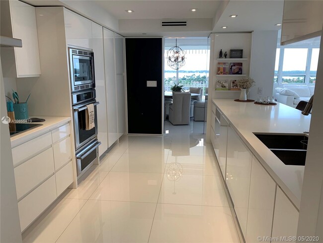 Building Photo - 10205 Collins Ave