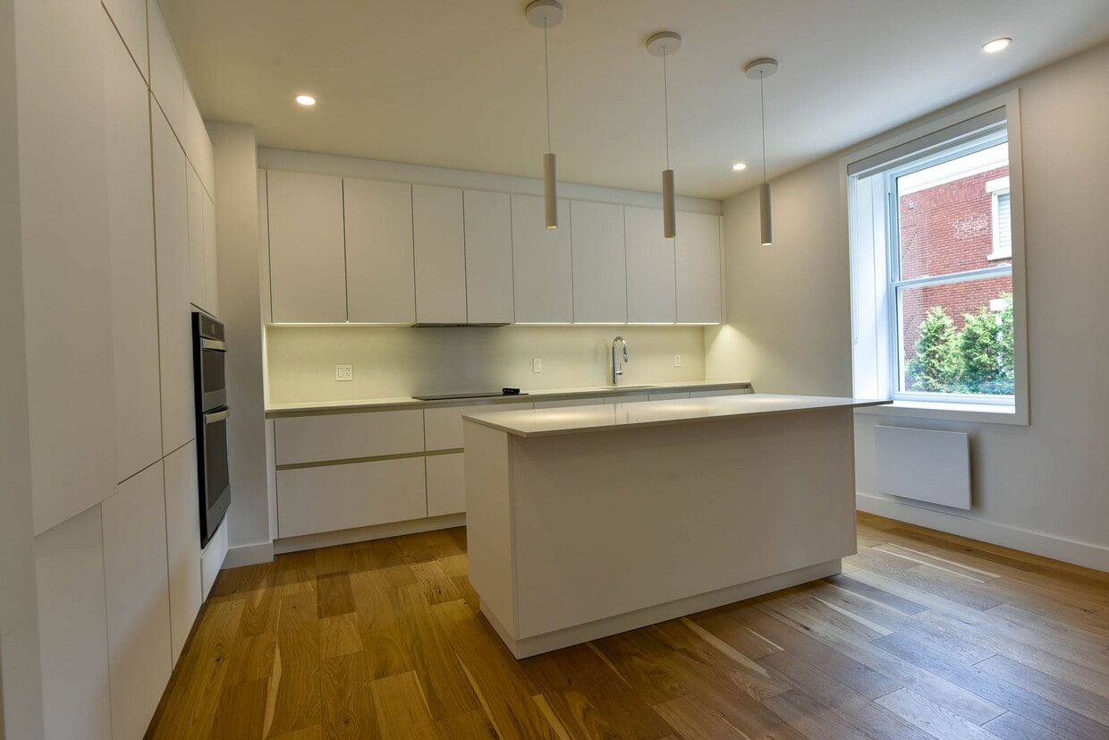 Primary Photo - 590 Av. Outremont