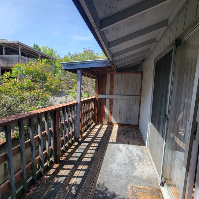 Building Photo - 1043 Lookingglass Rd