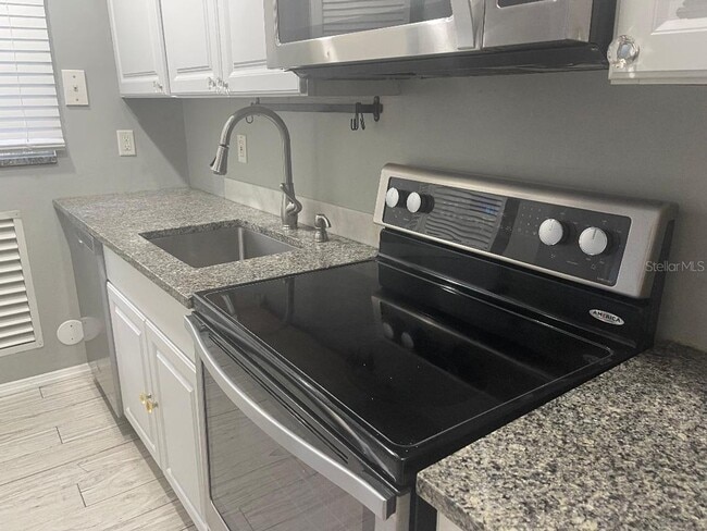 Building Photo - Townhouse close to shopping! Discount of 1...