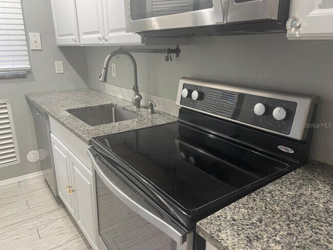 Foto del edificio - Townhouse close to shopping! Discount of 1...
