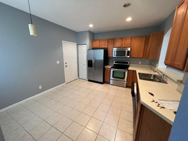 Building Photo - 2072 Oakhurst Way