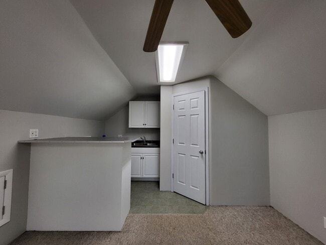 Foto del edificio - Studio loft next to UCO campus with deck and fenced yard