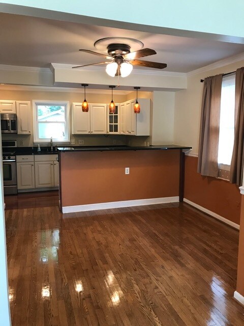 Cocina totalmente equipada con barra para comer. - 9044 Rhode Island Ave