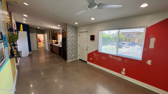 Building Photo - 706 E Whitton Ave