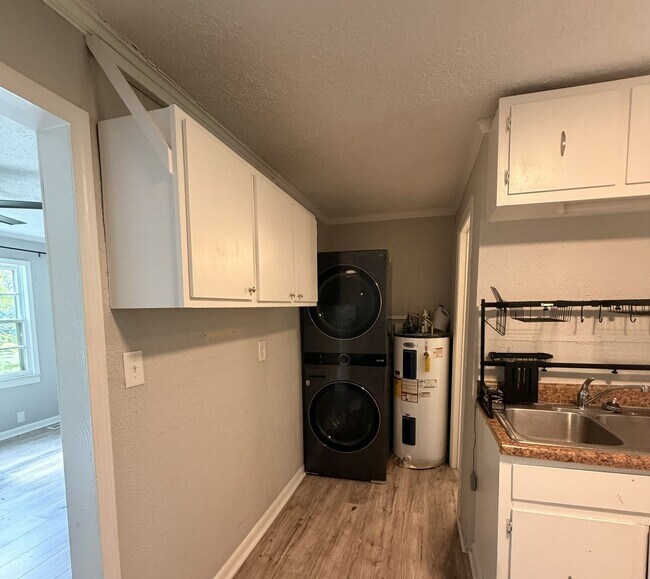 Foto del edificio - 2 Bed 1 Bath Duplex | East Nashville