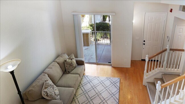 Foto del edificio - Beautiful Tri-Level Valencia Townhome with...