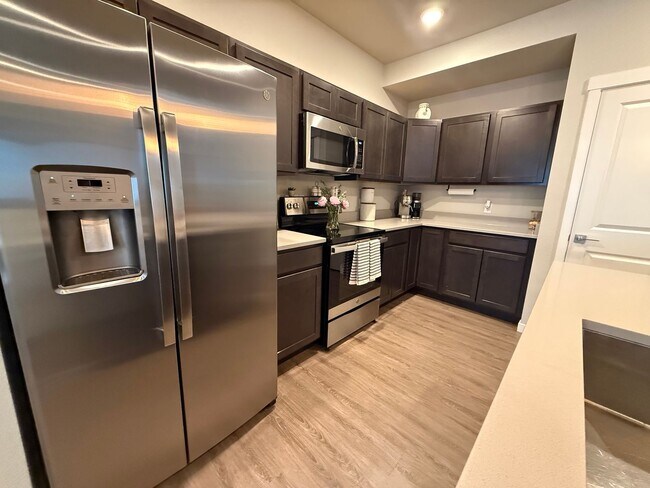 Foto del edificio - 3 BR 2.5 BA, 2 car garage townhome for ren...