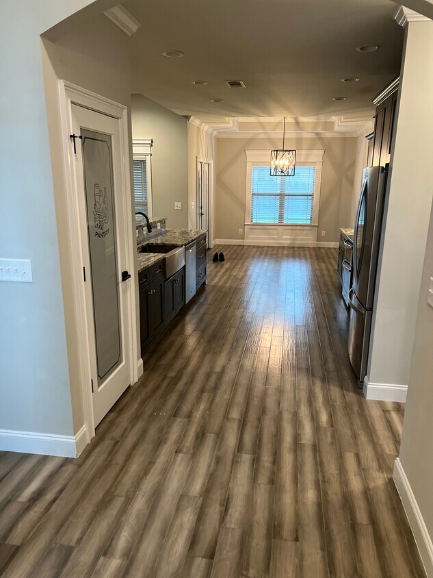 Foto principal - 100 Newport Ave